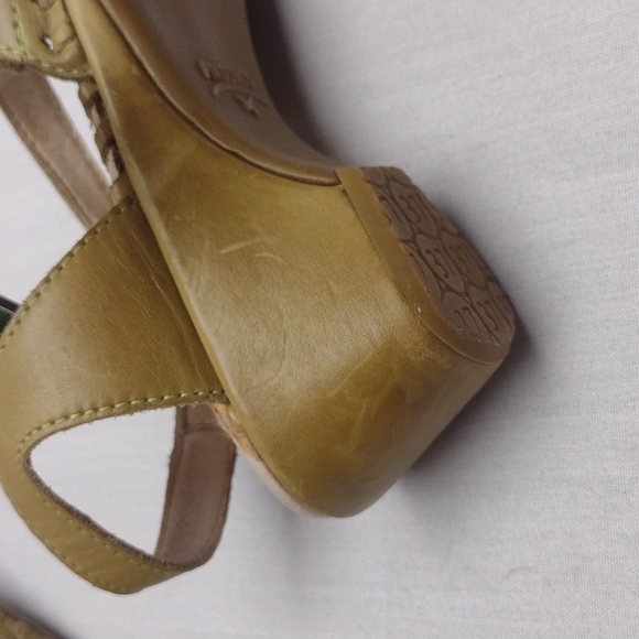 Pikolinos mustard colored sandal - Picture 4 of 5